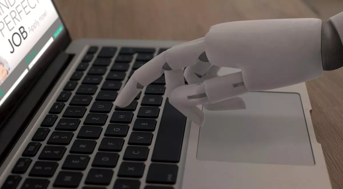 Imagine cu mâna unui robot pe tastatura unui laptop