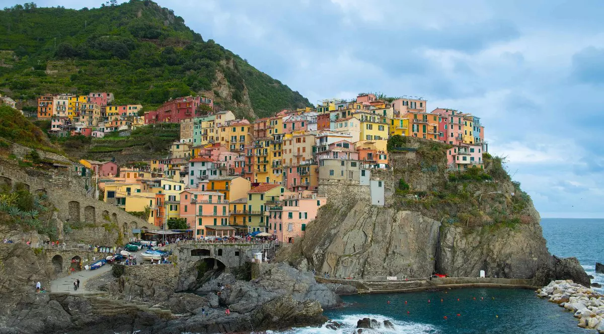 O vedere a regiunii Cinque Terre, inclusă în Lista Patrimoniului Mondial UNESCO, ca peisaj cultural care atrage vizitatori cu frumusețea sa