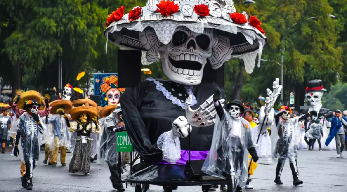 De la Oktoberfest la Ziua Morţilor - Sărbători de toamnă în lume - Imagine cu un car alegoric reprezentând un schelet cu un craniu de mari dimensiuni la Ziua Morţilor (Dia de los Muertos) în Ciudad de Mexico.