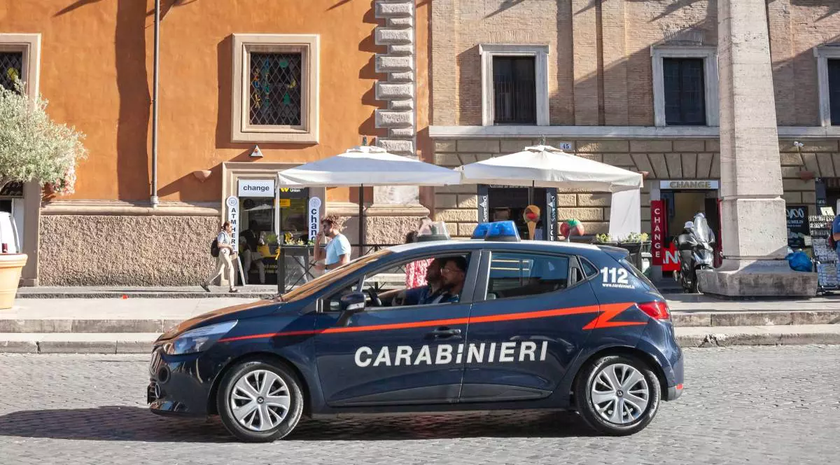 O mașină în care sunt doi carabinieri se deplasează spre o intervenție, în centrul unui oraș din Italia