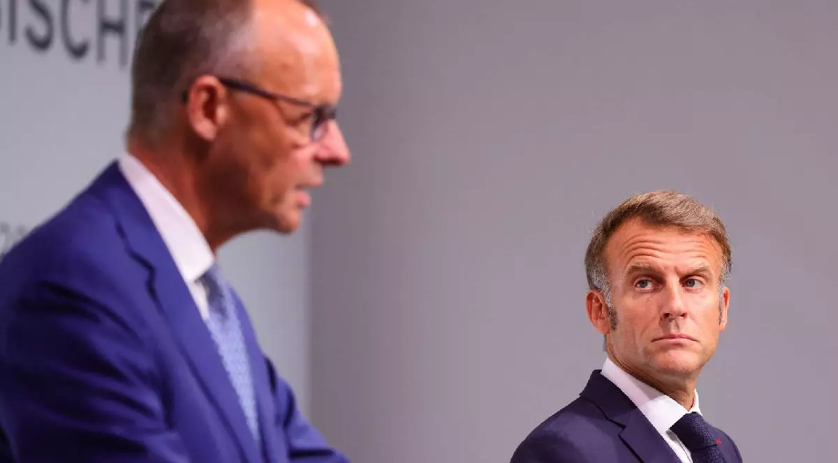 Merz (stânga) și Macron care-l privește îngrijorat (dreapta) în timpul unei conferințe de presă comună