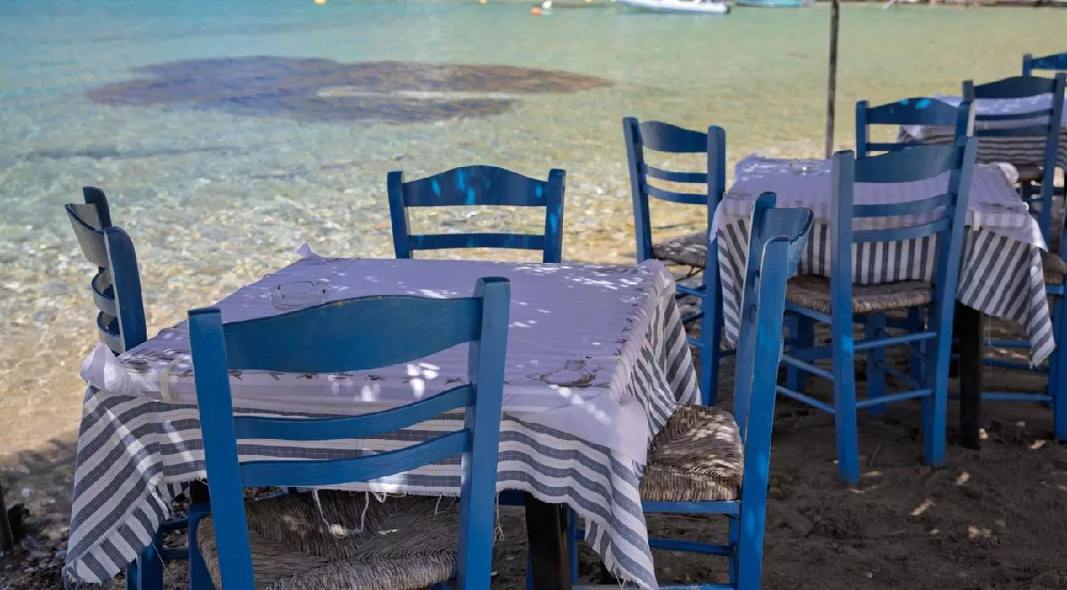 Taverna tradițională grecească pe plajă, Porto Kagio, Mani de Est, Peloponez, Grecia, Europa