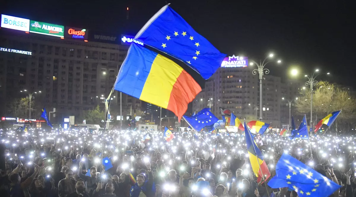 Mii de persoane participa sambata, 15 martie 2025, in Piata Victoriei din Capitala, la mitingul EuRo Manifest. Foto Hepta