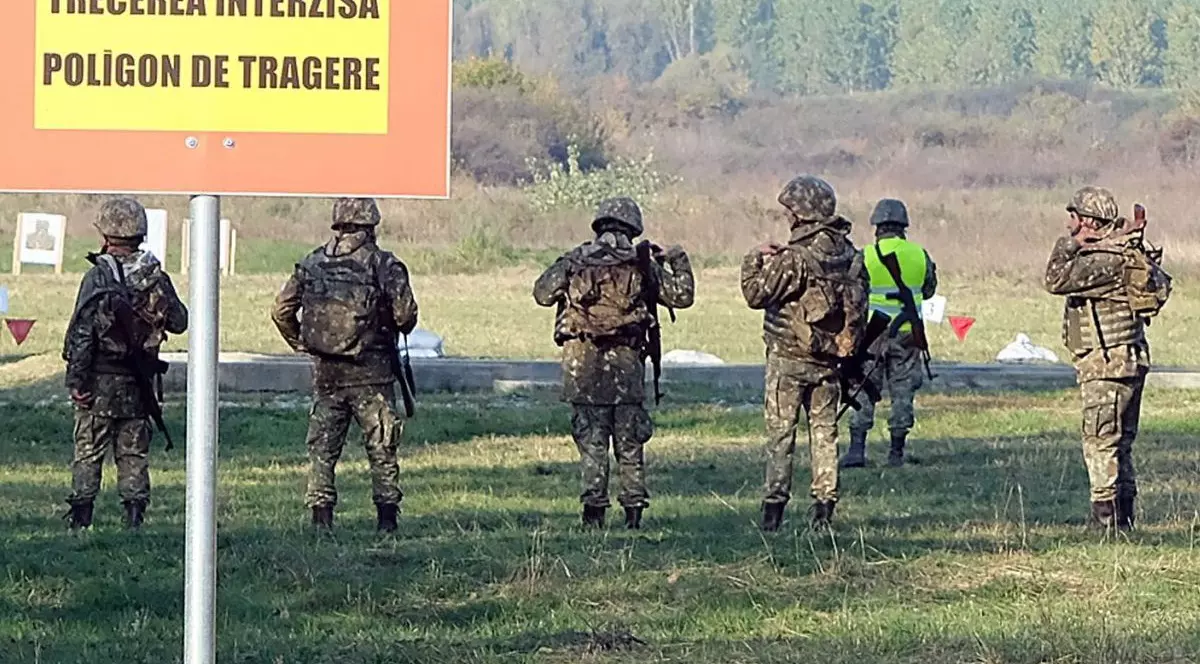 Militari rezervisti participa la o secventa de antrenament in poligonul de tragere Balta-Verde din Craiova. Imagine cu caracter ilustrativ. Foto Hepta