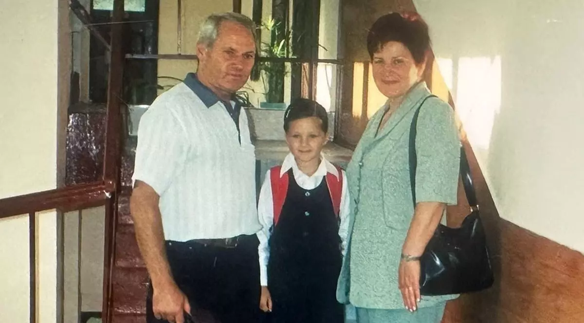 Misha Miller, alături de bunicii ei, în prima ei zi de școală