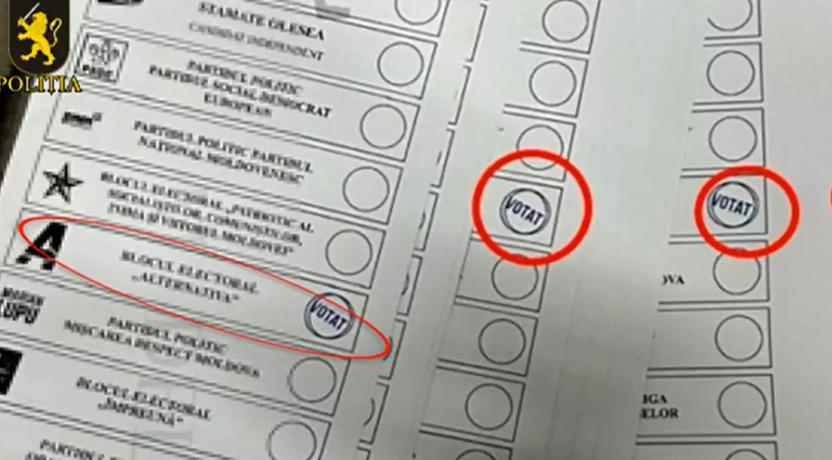 Această imagine surprinde de aproape un buletin de vot din Republica Moldova (conform numelui fișierului și textelor), pe care sunt vizibile mai multe ștampile "VOTAT" aplicate în dreptul diferitelor formațiuni politice. Cel puțin patru dintre ștampile sunt încercuite cu roșu.
