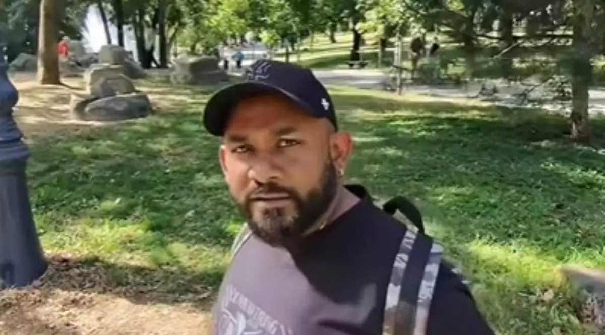 Un srilankez care lucrează în România, îmbrăcat în negru, filmat de vloggerul Lucian Popa în timpul uuni interviu