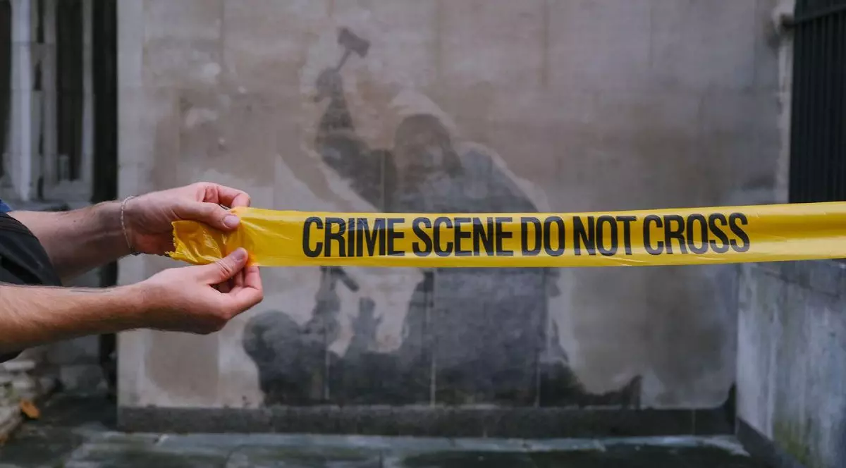 O operă de artă Banksy care a apărut la Curtea Regală de Justiție a fost spălată de pe clădire la o zi după ce a fost creată, deși o siluetă este încă vizibilă. Lucrarea care înfățișează un judecător bătând un protestatar a fost curând acoperită. In fata se vede o banda de politie galbena, pe care scrie Crime Scene, do not cross