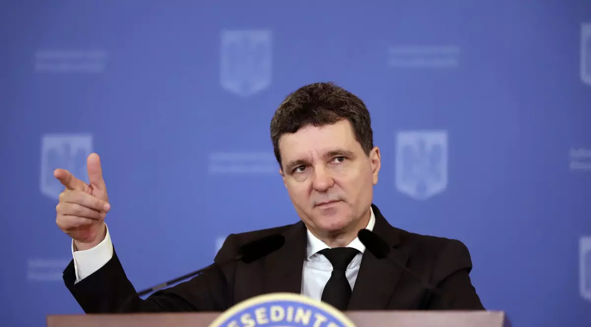 Nicușor Dan a arbitrat meciul din Coaliție FOTO Dumitru Angelescu