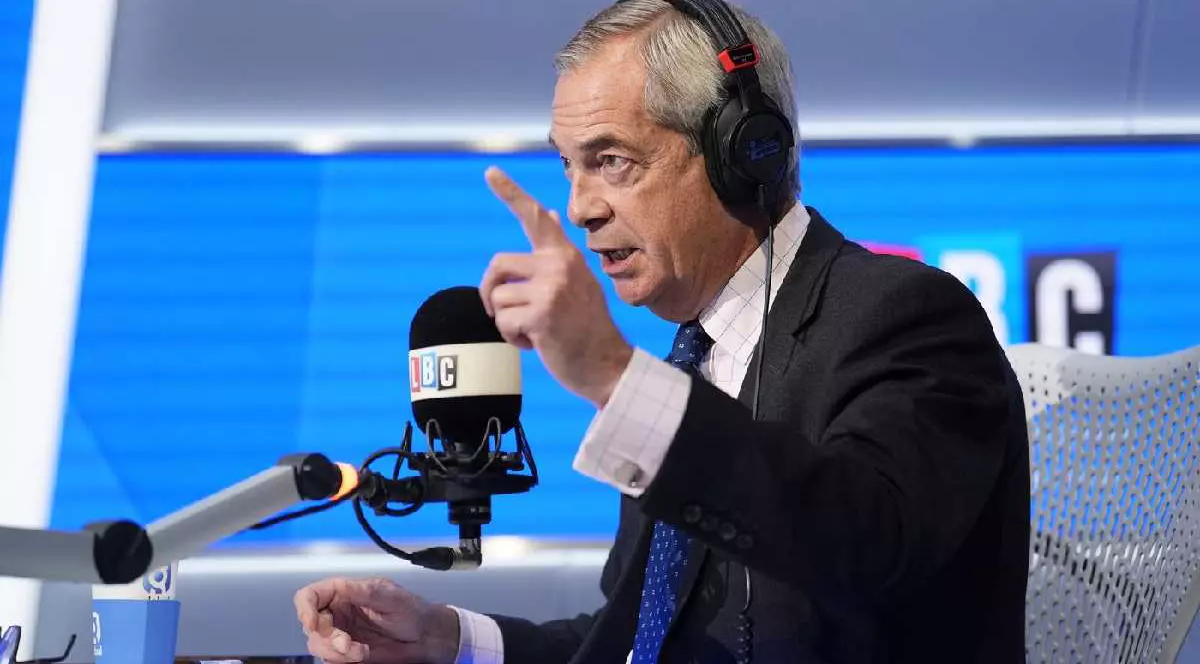 Politicianul naționalist britanic Nigel Farage, prezent la postul de radio LBC