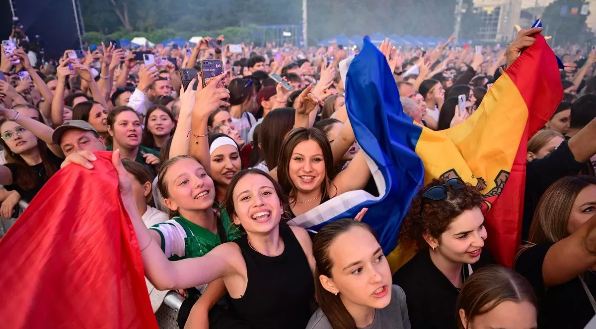 Oameni de toate vârstele adunați în centrul Chișinăului de Ziua Independenței Rep. Moldova Foto: Profimedia