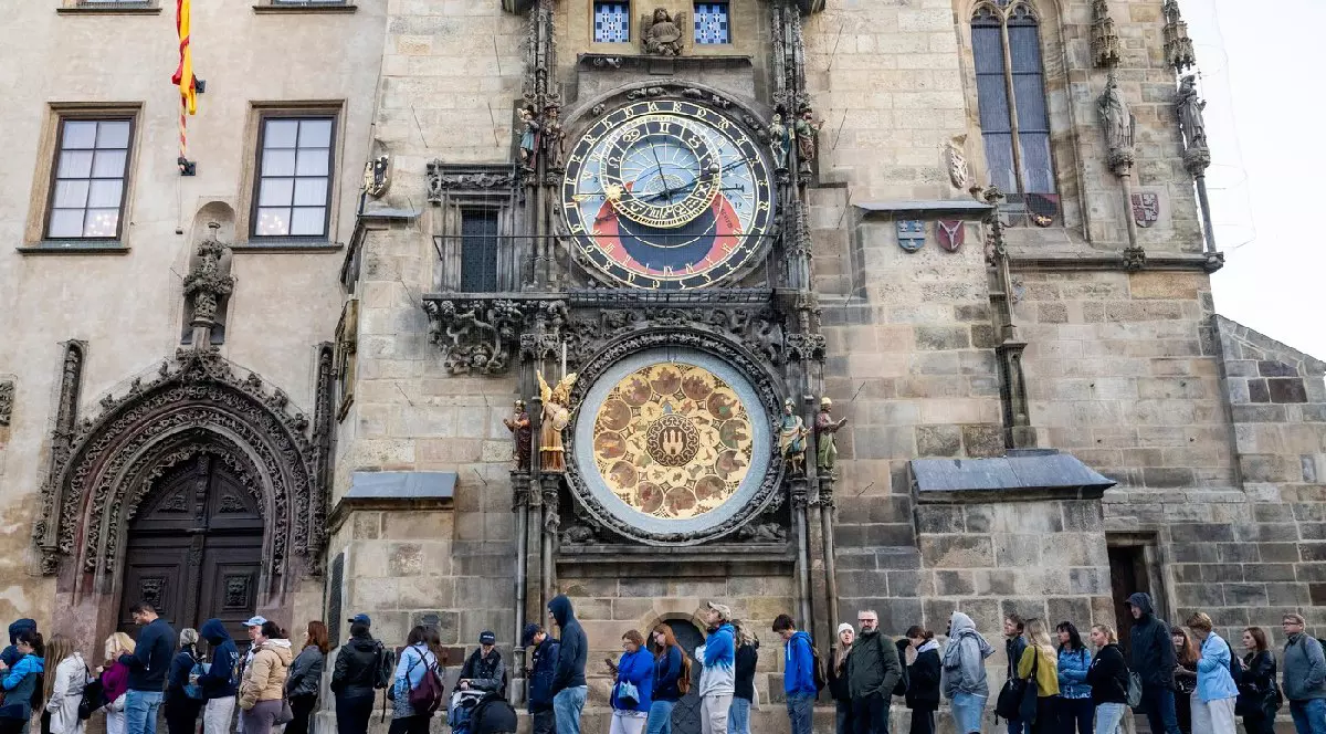 Lansarea noii cărți a scriitorului american Dan Brown, Secretul tuturor secretelor, a cărei acțiune se desfășoară la Praga, 9 septembrie 2025, Praga. În imagine se vede coada înainte de începerea evenimentului.