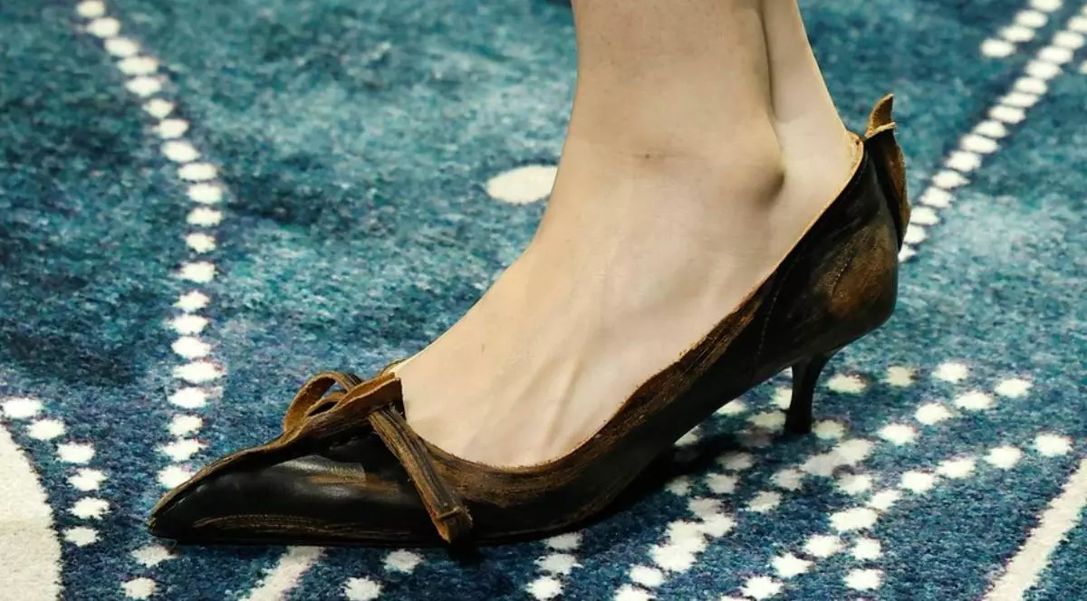 Prada a lansat o pereche de pantofi de aproape 1.200 de euro care &bdquo;seam&#259;n&#259; leit&rdquo; cu opincile: &bdquo;Un rom&acirc;n nu ar da at&acirc;&#539;ia bani&rdquo;