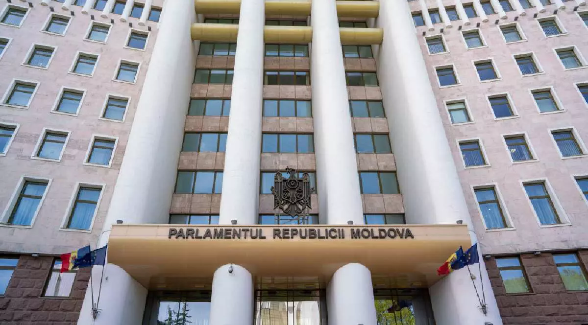 Clădirea Parlamentului Republicii Moldova cu steagurile Uniunii Europene în fața ei