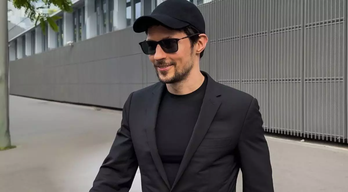 Fondatorul Telegram, Pavel Durov, îmbracat in negru complet, cu sapca neagra si ochelari de soare, la ieșirea din tribunalul din Paris, 28 iulie 2025.