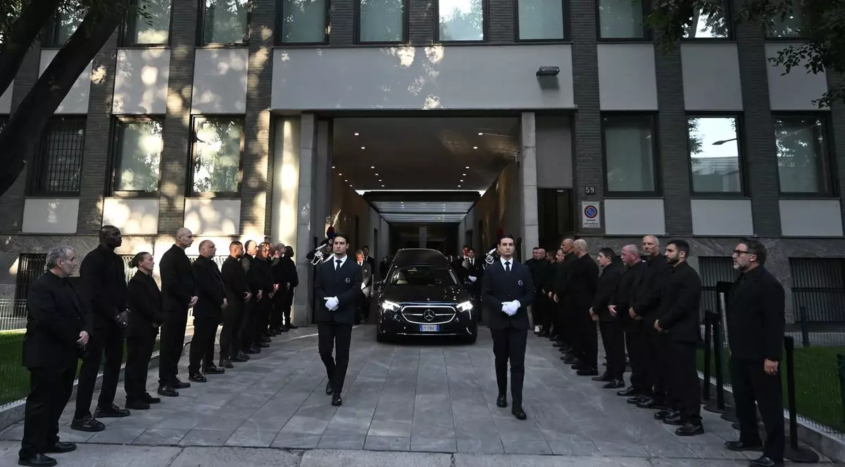 Personalul de securitate al lui Armani stă aliniat în timp ce mașina care transportă sicriul lui Giorgio Armani părăsește Teatrul Armani din Milano Foto: Profimedia