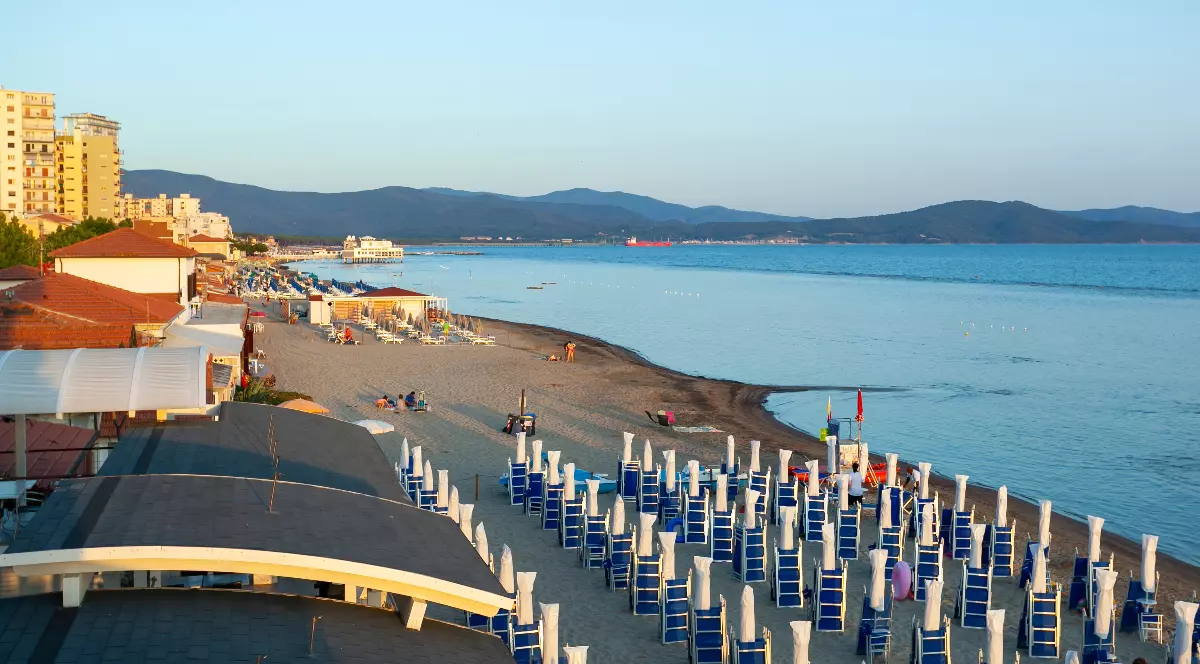 Imagine panoramică cu plaja din Follonica, Italia