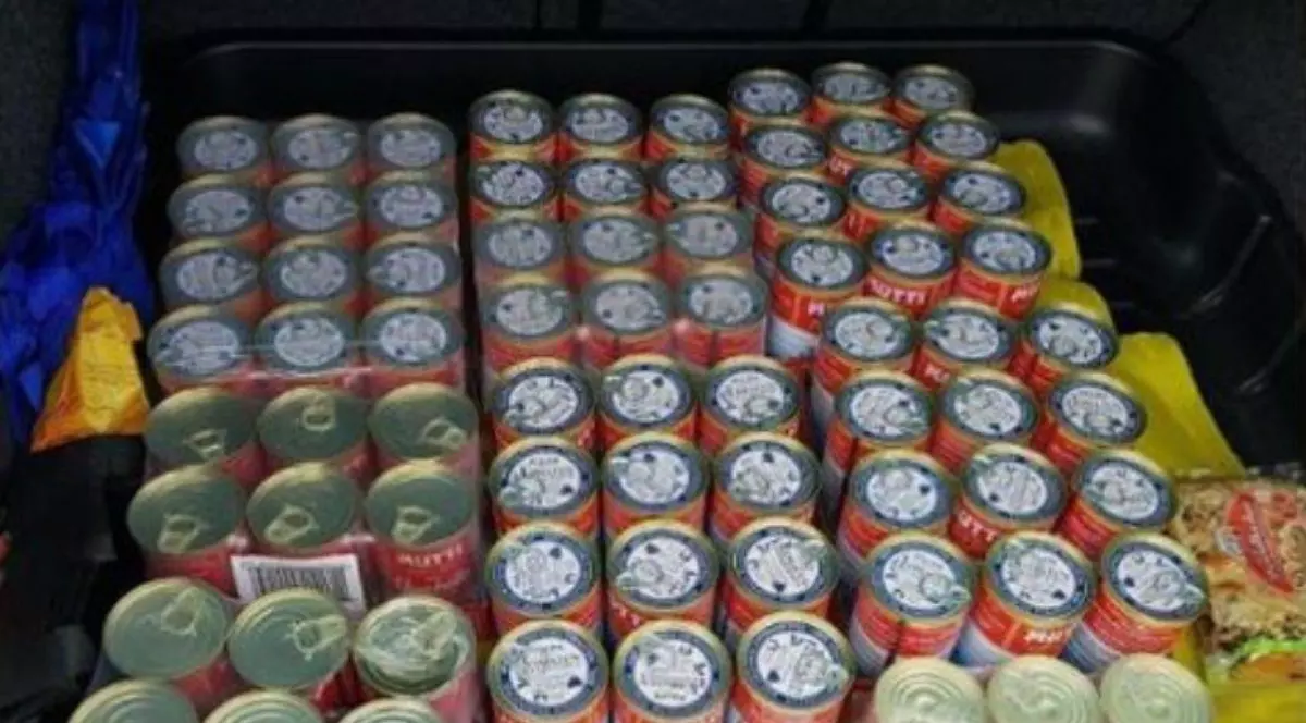 Portbagajul mașinii, plin cu conserve. Foto Facebook
