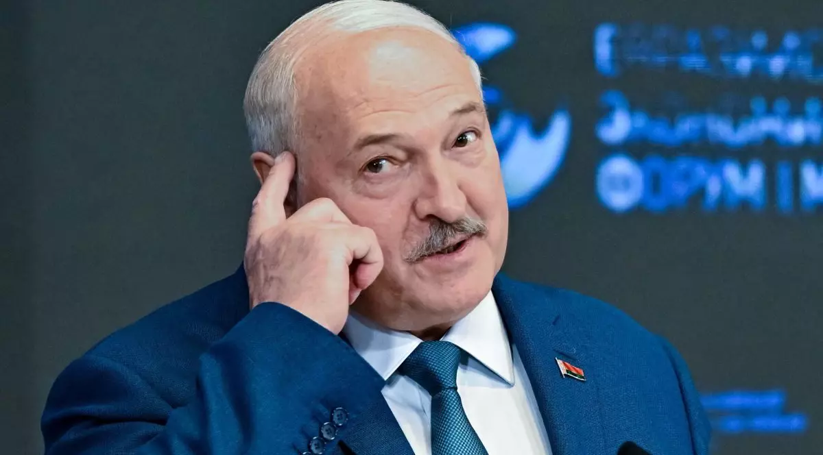 Președintele belarus, Alexandr Lukașenko, susține un discurs în cadrul sesiunii plenare a Forumului Economic Eurasiatic, desfășurată la Minsk, Belarus, și este surprins cu degetul arătător lipit la tâmplă, 26 iunie 2025