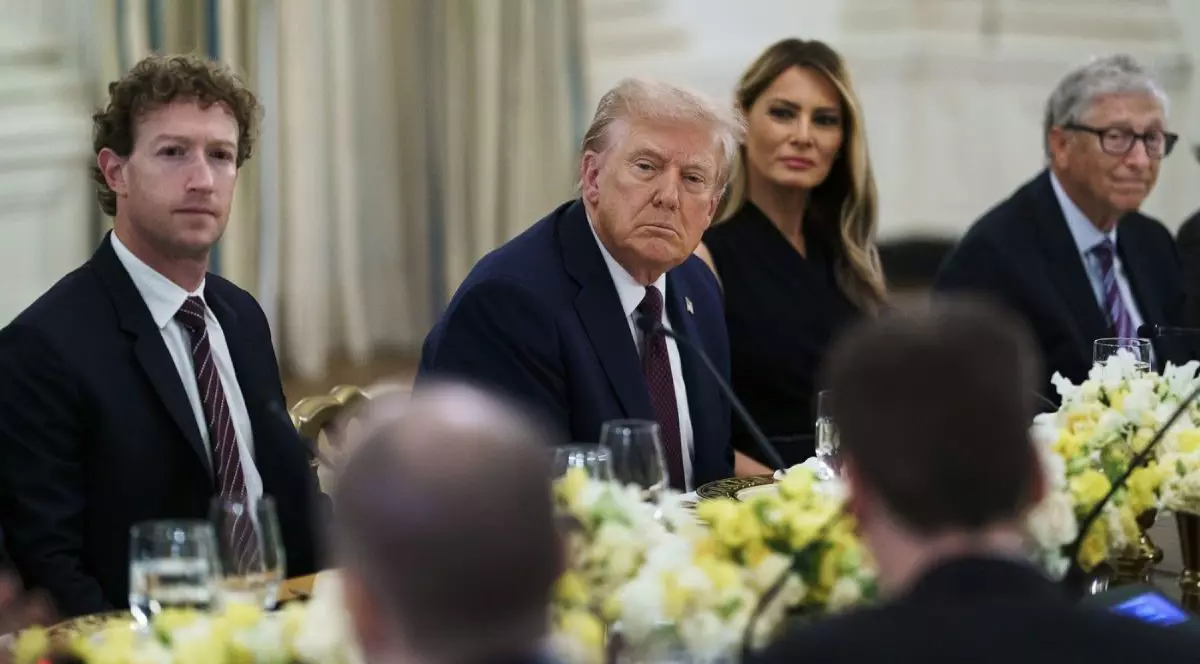 Președinte Donald Trump, centru, la o cină la Casa Albă pentru directorii marilor companii de tehnologie. Al[turi de el, asezati la masa, Prima Doamnă, Melania Trump, Mark Zuckerberg, Bill Gates, 4 septembrie 2025, Washington, Districtul Columbia, Statele Unite, pe masă se observa flori albe si galbene