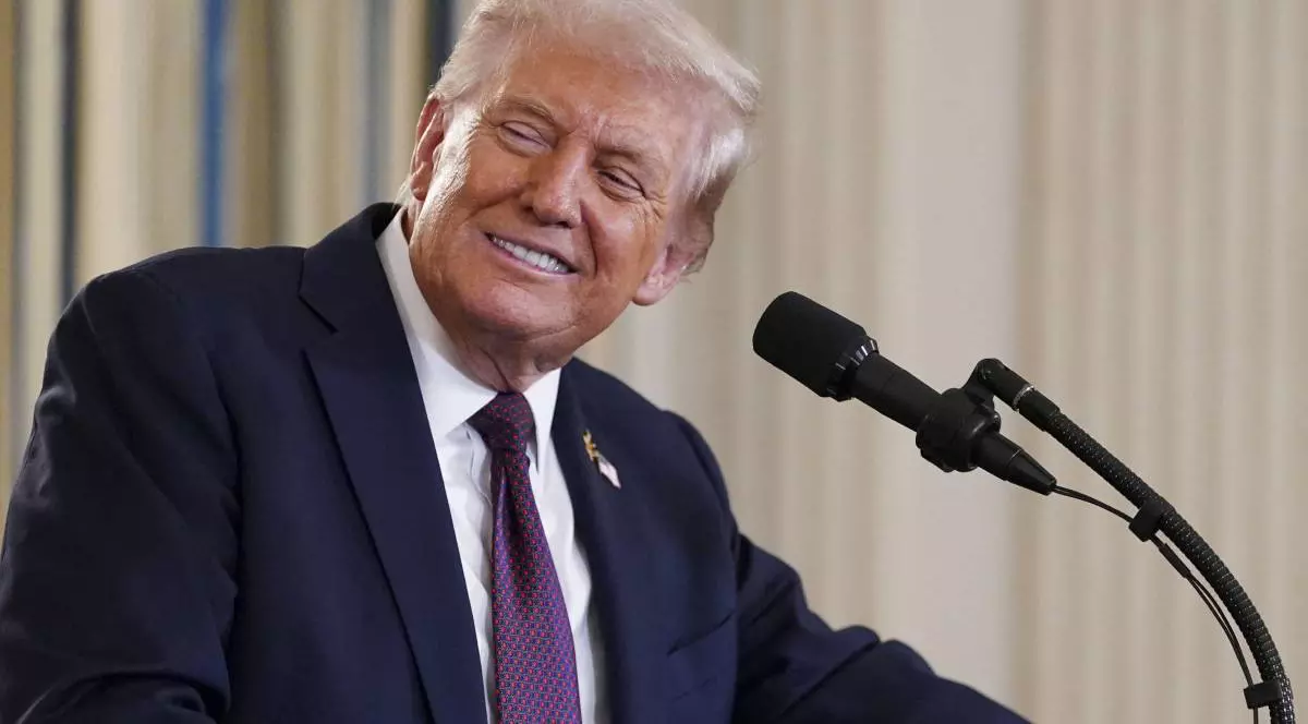 Președintele american Donald Trump, în timpul unei conferințe de presă la Casa Albă, poartă un costum negru și o cravată violet și zâmbește în fața camerei