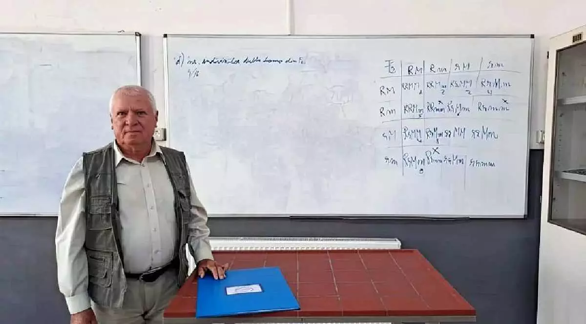 Profesorul de fizică Ioan Brânzan la catedră, în fața clasei