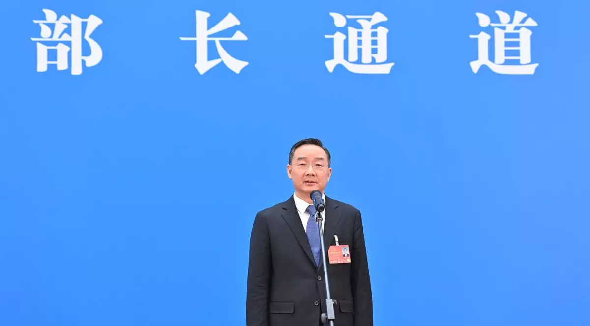 Tang Renjian vorbește la microfon în timpul unei conferințe de presă, martie 2022