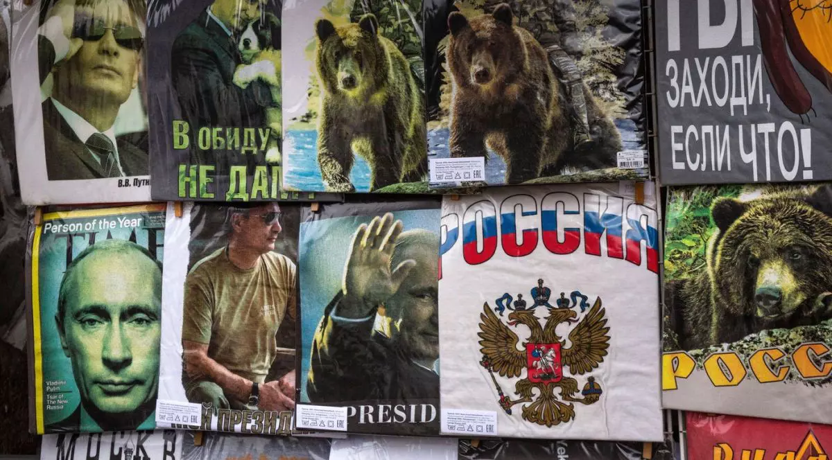 Tricouri cu Vladimir Putin și cu „ursul rusesc” la tejgheaua unei piețe de suveniruri din Kremlinul Izmailovski din Moscova, Rusia, martie 2022.