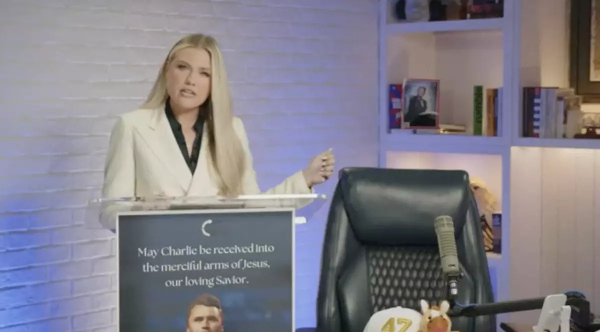 Erika Kirk vorbește de la un pupitru, având în stânga un fotoliu, după ce soțul ei, Charles, a fost împușcat mortal, 12 septembrie 2025