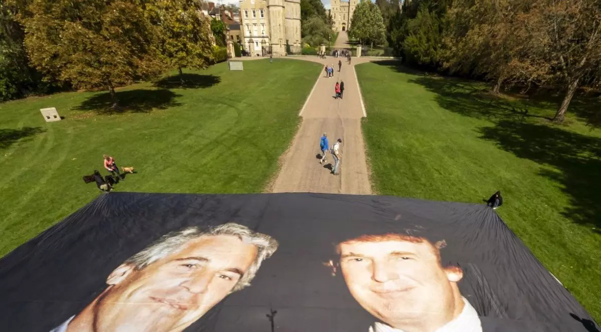 Fotografia gigantică cu Jeffrey Epstein și Donald Trump în fața Castelului Windsor., 16 septembrie 2025