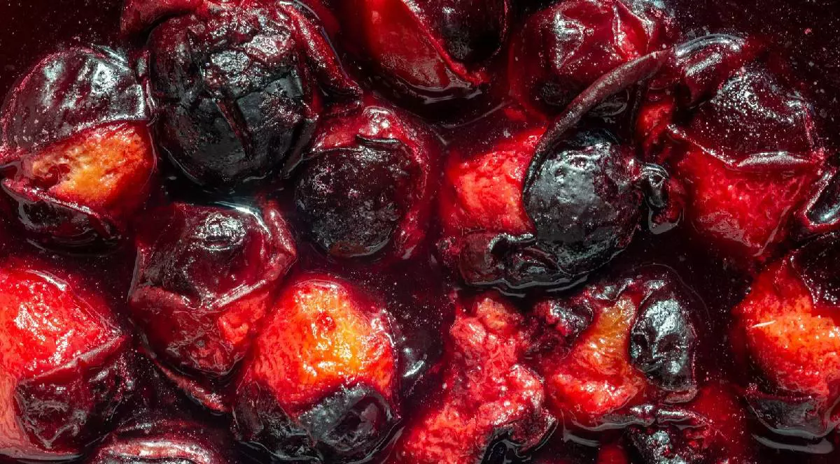 o mulțime de prune coapte și fierte, de pe care deja cade coaja, perfecte pentru magiunul tradițional