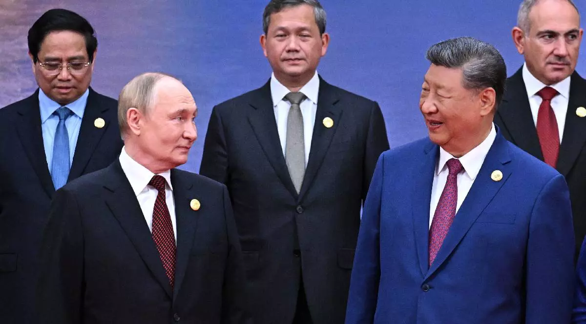 Președintele rus Vladimir Putin și președintele chinez Xi Jinping participă la o fotografie de familie în timpul unei ceremonii de întâmpinare a șefilor de stat ai SCO (Organizația de Cooperare de la Shanghai) la Tianjin, China