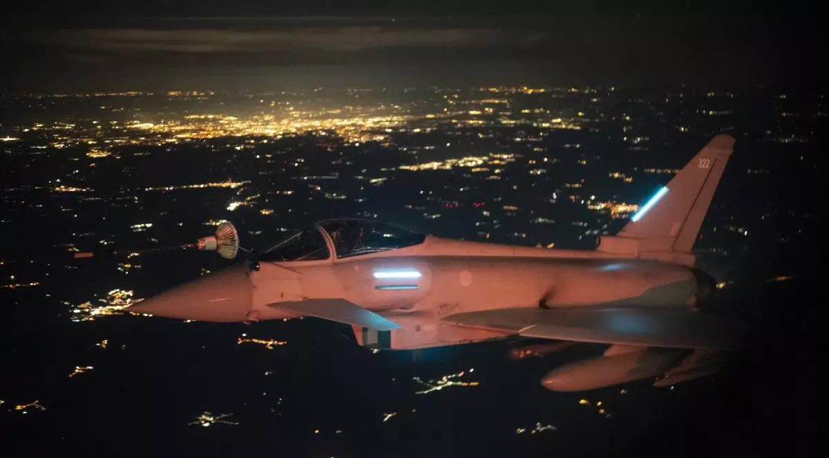 Un avion FGR4 Typhoon al Forțelor Aeriene Regale, înarmat cu rachete aer-aer ASRAAM, noaptea, în aer în timpul primei desfășurări „Eastern Sentry” a Forțelor Aeriene Regale deasupra Poloniei, la 112 km de granița cu Belarus, în locul unde au fost doborâte dronele rusești, în timp ce Marea Britanie desfășoară avioane RAF în Polonia pentru a sprijini misiunea Eastern Sentry a NATO, ca răspuns la încălcarea spațiului aerian al țării de către dronele rusești. vineri, 19 septembrie 2025.