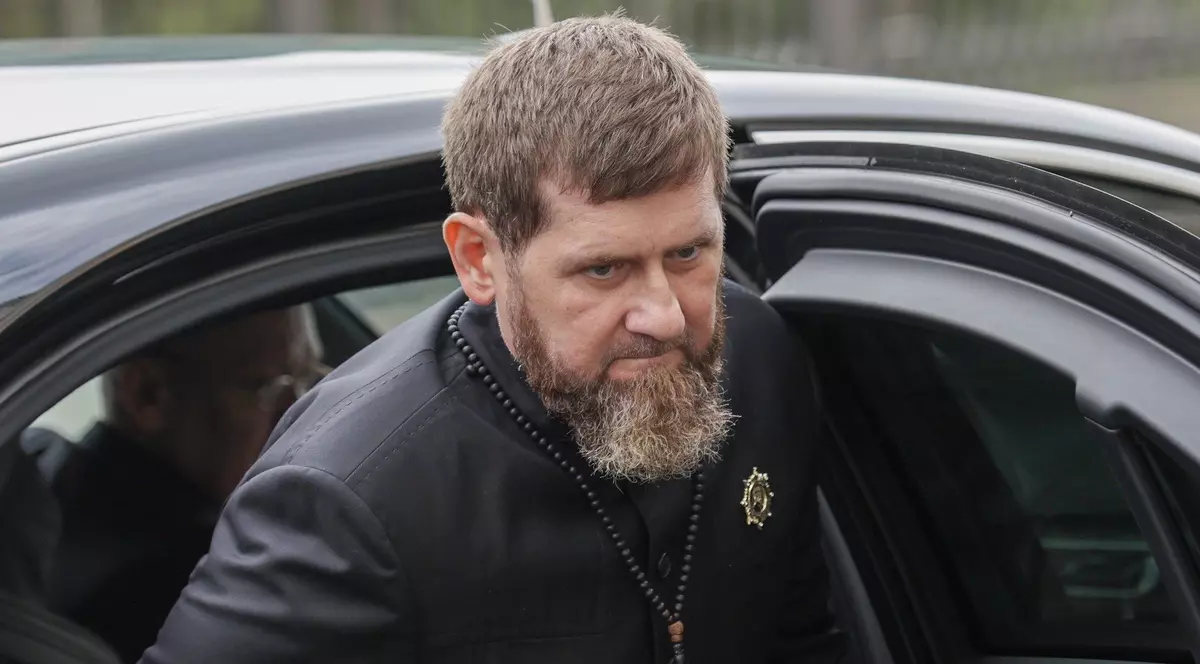 Ramzan Kadîrov surprins în timp ce coboară dintr-o mașină neagră. Liderul cecen este îmbrăcat în negru