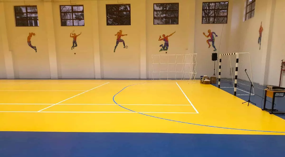 Sala de sport cu covor galben/albastru