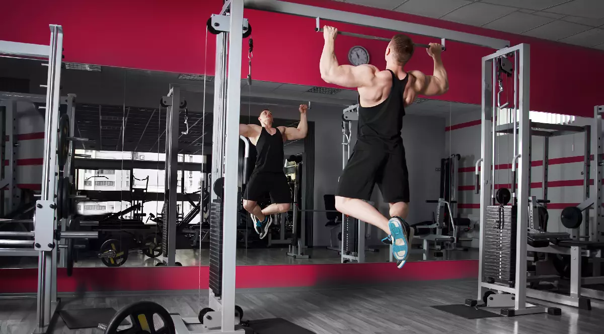 Un culturist execută exerciții în sala de sport