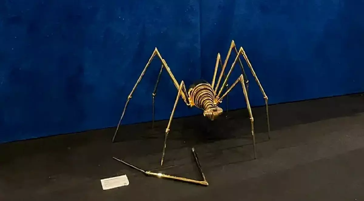 Sculptură paianjen din aur, din Galeria din Italia, pe care s-a urcat fetița de 5 ani