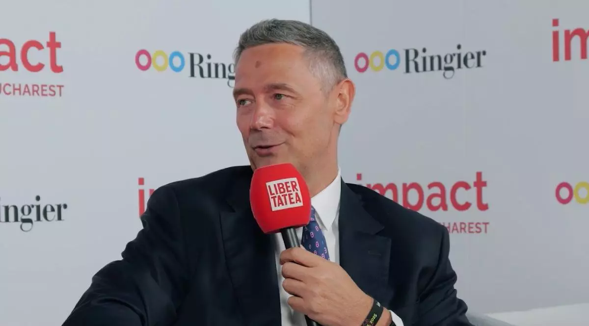 Sergiu Manea, CEO BCR, in costum negru si camasa amba, cu microfonul Libertatea in mana, la Impact Bucharest 2025: