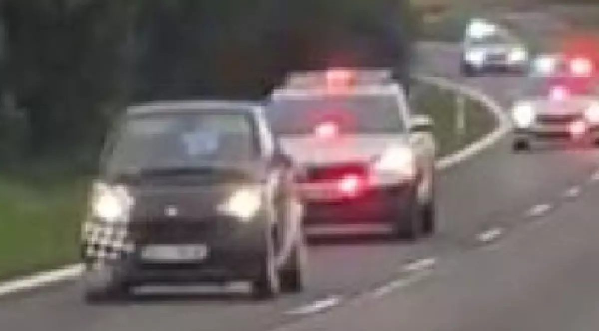 Smart urmărit de o coloană de mașini de poliție