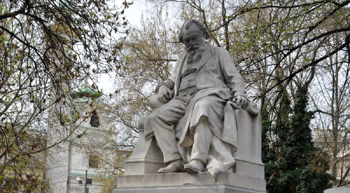 Cine a fost Johannes Brahms - Imagine cu statuia din marmură albă a compozitorului Johannes Brahms - Viena, Austria