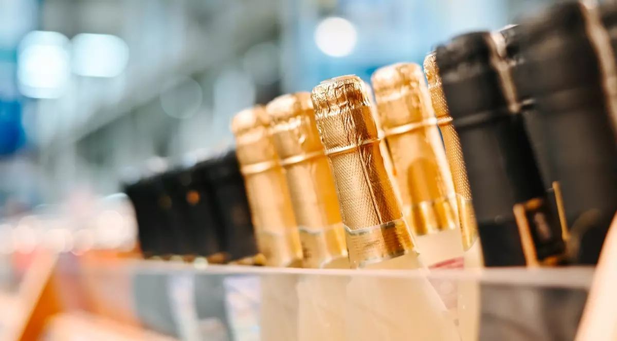 Mai multe sticle de șampanie așezate unele lângă altele