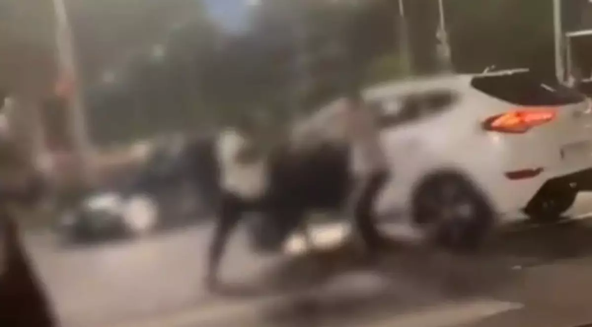 Străin din Burundi, bătut în București după un scandal în trafic. Doi polițiști în civil au intervenit să-l apere