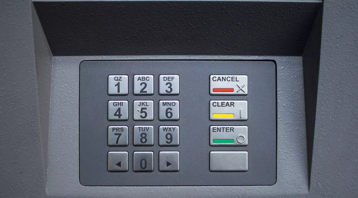 Imagine văzută de sus cu tastatura de la bancomat