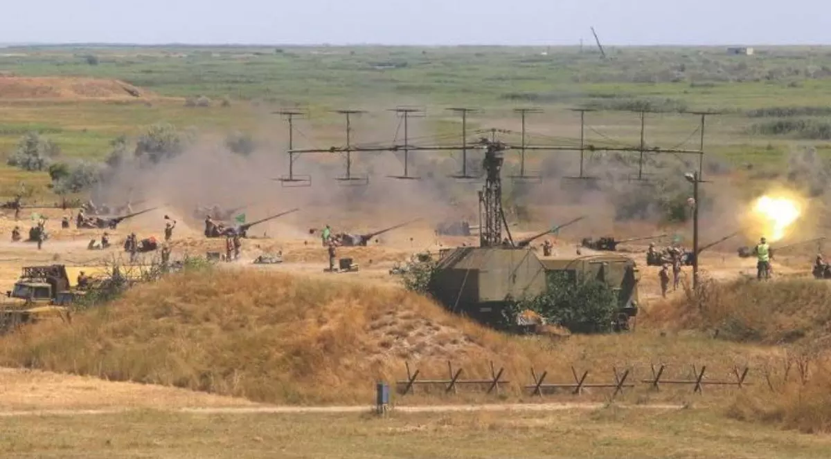 Tehnică militară NATO, în timpul unui exercițiu în România, tancurile efectuează lansări de rachete și soldații acționează în jurul lor, într-unul dintre poligoanele militare din țară