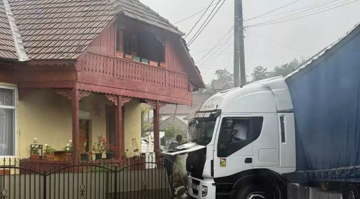 Un TIR a intrat în gardul unei curți, după ce s-a ciocnit cu alt TIR, pe Valea Oltului