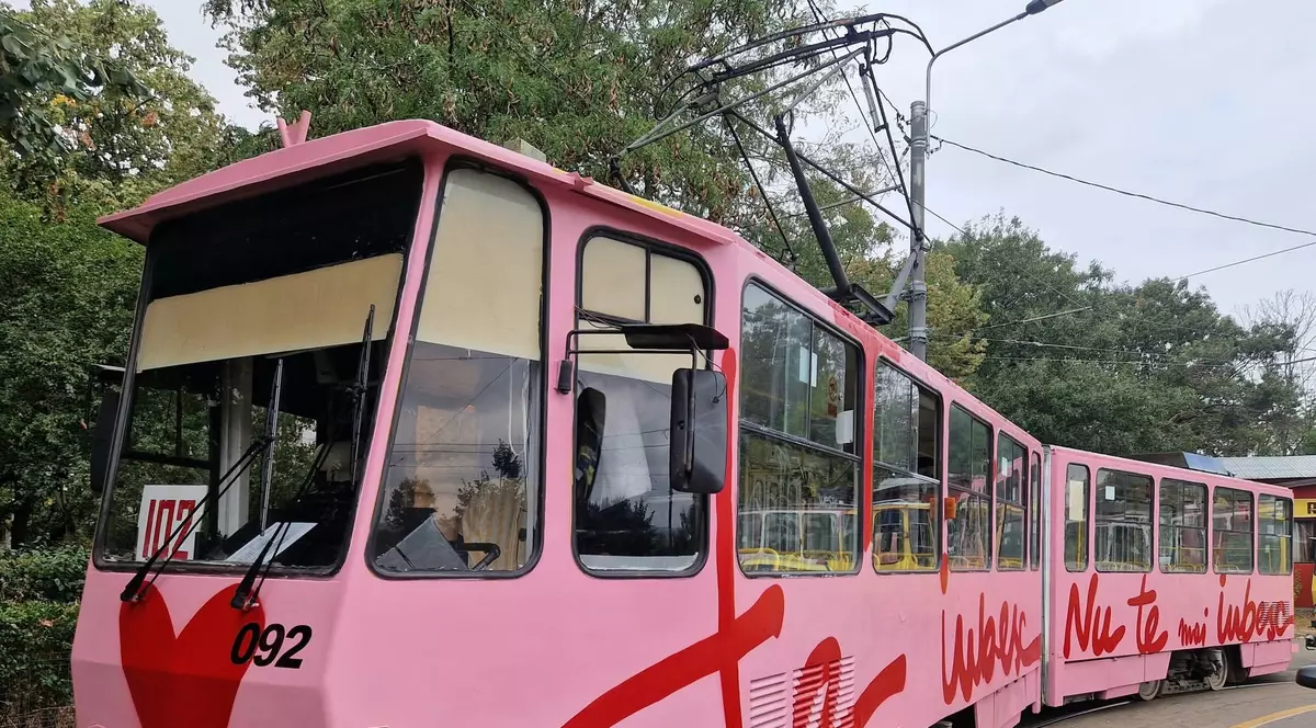 Tramvaiul roz ”Te iubesc” al Andreei Esca circulă prin Ploiești. Foto Facebook