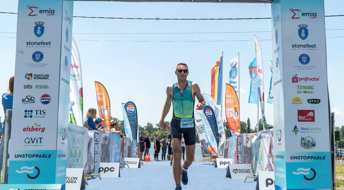 Un concurent trece linia de sosire la Truathlon Pantelimon 2024