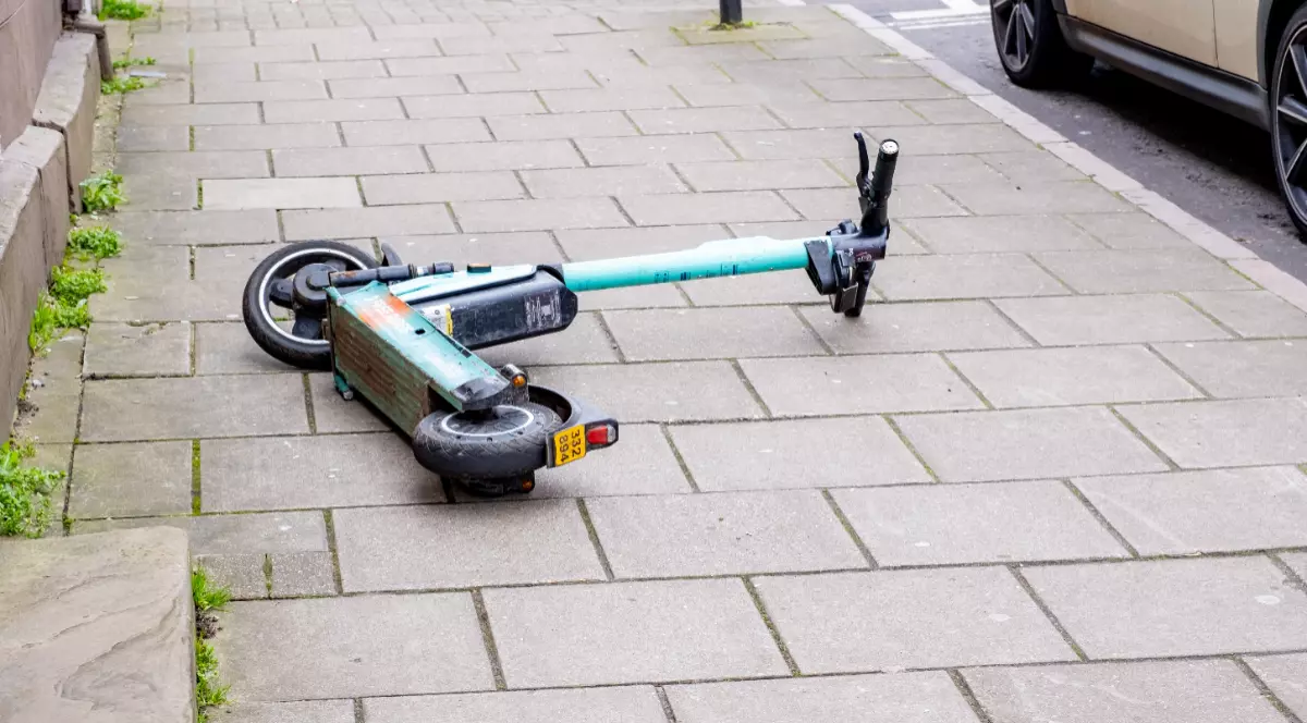 O trotinetă electrică pe stradă