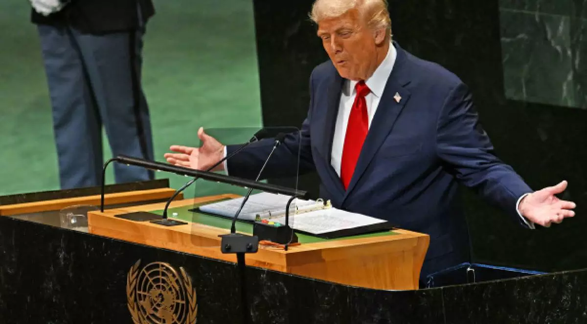 Donald Trump deschide brațele larg de la pupitrul ONU în timp ce le vorbește restul invitaților