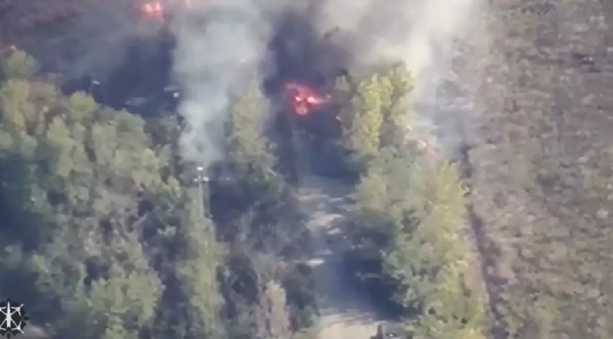 Flăcari si fum ies dintr-o coloana blindata a rusilor distrusa d eucraineni cu rachete HIMARS